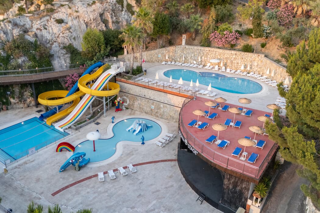 Ladonia Otel Adakule